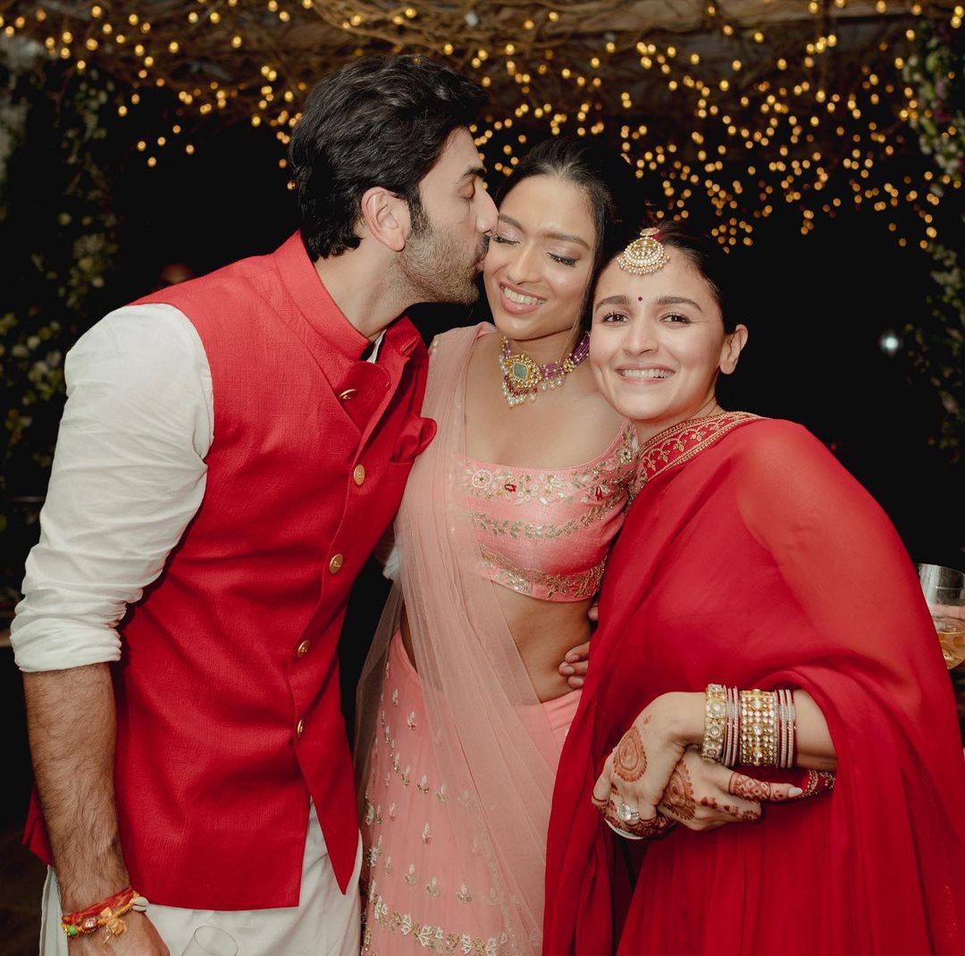 Ranbir Kapoor Doles Out Husband Goals As He Pledges To Give 12 Lakhs To Alia Bhatt's Bridesmaids